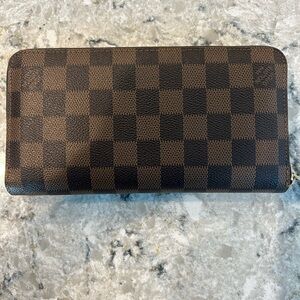 Louis Vuitton Zippy wallet.  Excellent condition.  Used but no flaws or tears.
